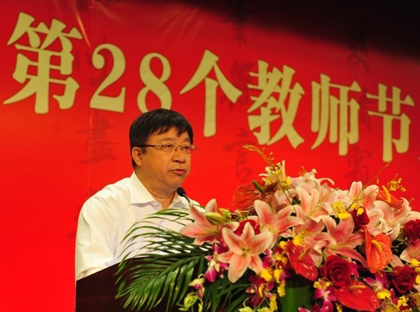 東華大學(xué)第28個(gè)教師節(jié)主題大會(huì)舉行(圖)