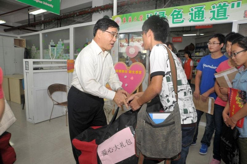 東華大學“綠色通道”助159位貧困學子順利入學