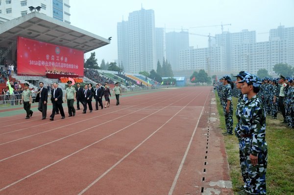 展風采 顯豪情 常州工學院舉行2012級新生開學典禮暨軍訓表彰大會