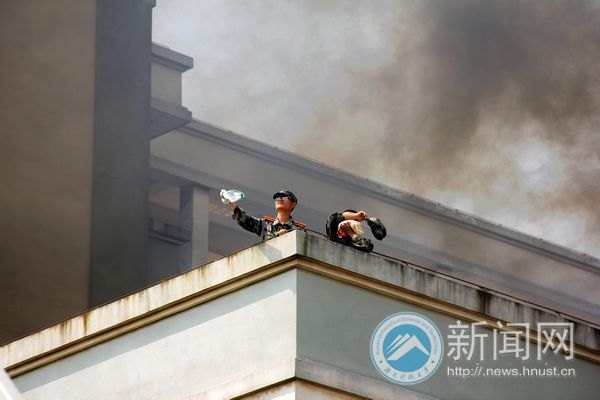 消防演習(xí)開啟新生安全教育第一課