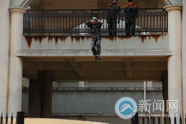 消防演習(xí)開啟新生安全教育第一課