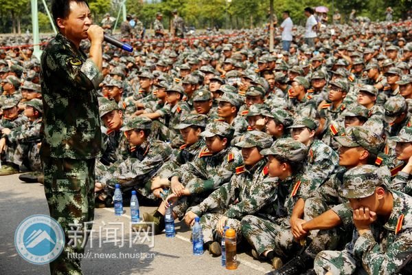 消防演習(xí)開啟新生安全教育第一課