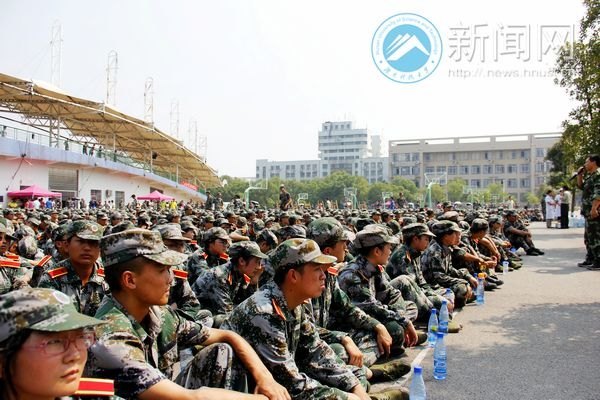 消防演習(xí)開啟新生安全教育第一課