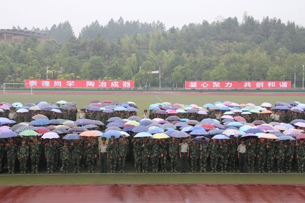 景德鎮(zhèn)陶瓷學(xué)院隆重舉行2012級(jí)新生開學(xué)典禮暨軍訓(xùn)會(huì)操匯報(bào)大會(huì)