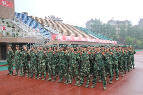 景德鎮(zhèn)陶瓷學(xué)院隆重舉行2012級(jí)新生開學(xué)典禮暨軍訓(xùn)會(huì)操匯報(bào)大會(huì)