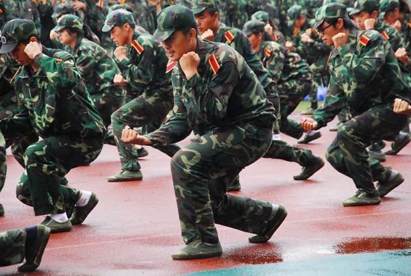 景德鎮(zhèn)陶瓷學(xué)院隆重舉行2012級(jí)新生開學(xué)典禮暨軍訓(xùn)會(huì)操匯報(bào)大會(huì)