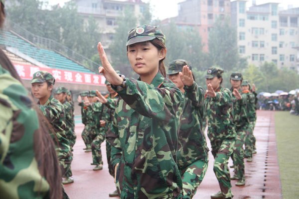 景德鎮(zhèn)陶瓷學(xué)院隆重舉行2012級(jí)新生開學(xué)典禮暨軍訓(xùn)會(huì)操匯報(bào)大會(huì)