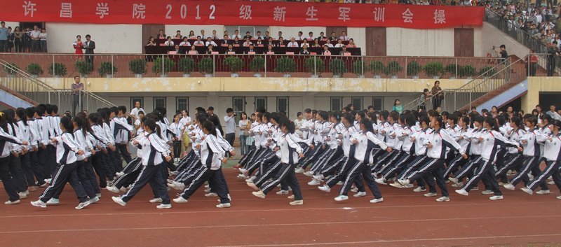 許昌學院舉行2012級新生軍訓會操