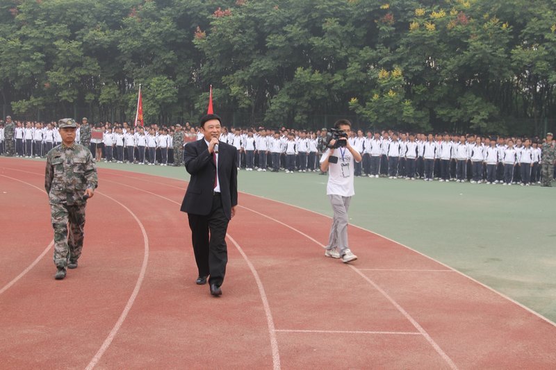 許昌學院舉行2012級新生軍訓會操