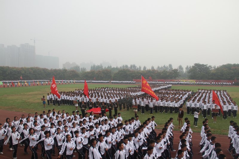 許昌學院舉行2012級新生軍訓會操
