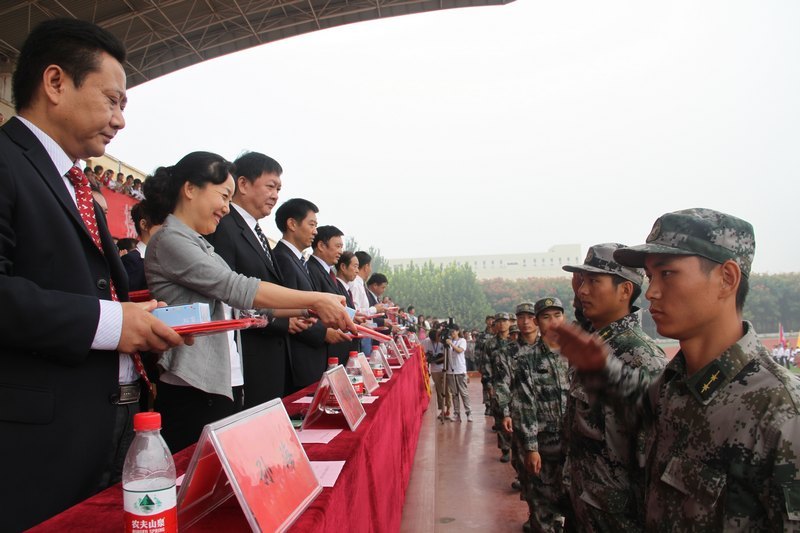 許昌學院舉行2012級新生軍訓會操