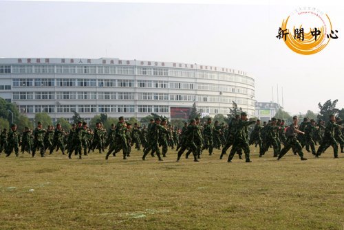【組圖】2012級(jí)新生軍訓(xùn)閉營(yíng)式
