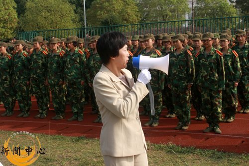 【組圖】2012級(jí)新生軍訓(xùn)閉營(yíng)式