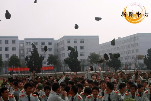 【組圖】2012級(jí)新生軍訓(xùn)閉營(yíng)式