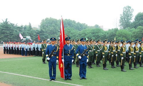 湖北工業(yè)大學(xué)2012級(jí)新生軍訓(xùn)總結(jié)匯報(bào)大會(huì)隆重舉行