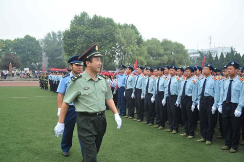 湖北工業(yè)大學(xué)2012級(jí)新生軍訓(xùn)總結(jié)匯報(bào)大會(huì)隆重舉行