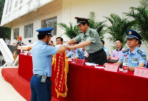 湖北工業(yè)大學(xué)2012級(jí)新生軍訓(xùn)總結(jié)匯報(bào)大會(huì)隆重舉行