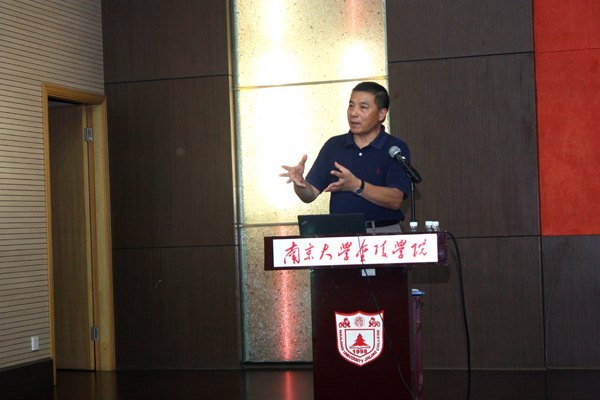 江蘇省化工行業(yè)協(xié)會執(zhí)行副會長趙偉健教授來金陵學院做專題報告
