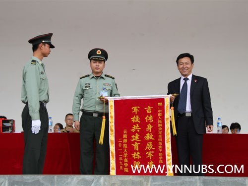 云南師范大學(xué)商學(xué)院舉行2012級(jí)新生軍訓(xùn)匯報(bào)表演暨開學(xué)典禮儀式