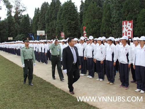 云南師范大學(xué)商學(xué)院舉行2012級(jí)新生軍訓(xùn)匯報(bào)表演暨開學(xué)典禮儀式