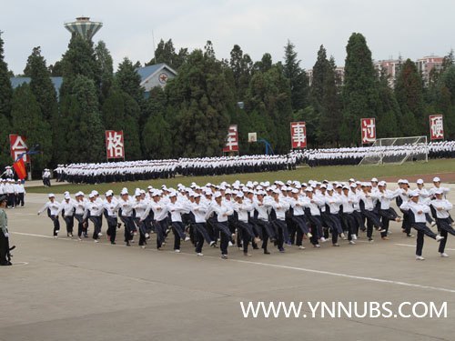 云南師范大學(xué)商學(xué)院舉行2012級(jí)新生軍訓(xùn)匯報(bào)表演暨開學(xué)典禮儀式