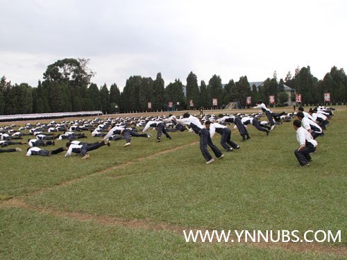 云南師范大學(xué)商學(xué)院舉行2012級(jí)新生軍訓(xùn)匯報(bào)表演暨開學(xué)典禮儀式