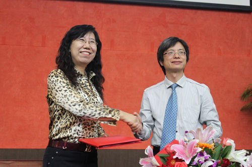 南京大學金陵學院香江卓越教育基金捐贈簽約儀式在思源報告廳舉行