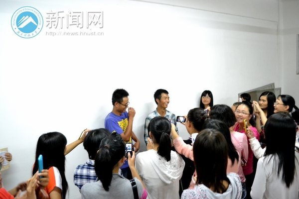 “軍訓(xùn)過(guò)后不要太想念,因?yàn)槲覐奈醋哌h(yuǎn)”