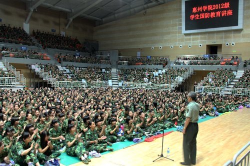 軍事專家舒進(jìn)軍教授為惠州學(xué)院新生作軍事專題報告會