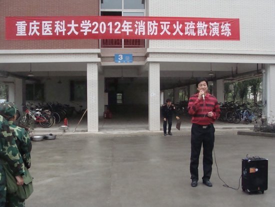 學(xué)校保衛(wèi)處開展2012級新生消防安全知識培訓(xùn)和消防滅火疏散演練