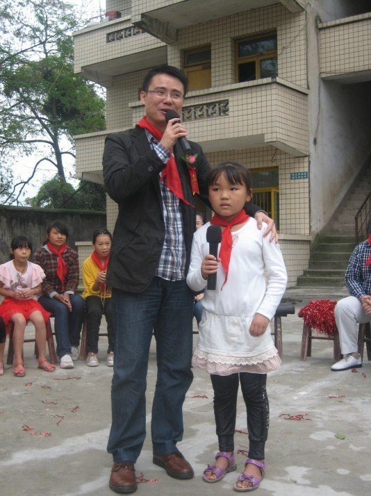 學(xué)院團委與留守兒童共筑愛之家