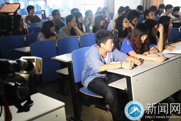 湖南衛(wèi)視等多家媒體來校采訪宋瓊同學(xué)