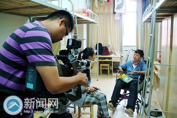湖南衛(wèi)視等多家媒體來校采訪宋瓊同學(xué)