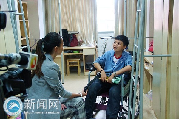 湖南衛(wèi)視等多家媒體來校采訪宋瓊同學(xué)
