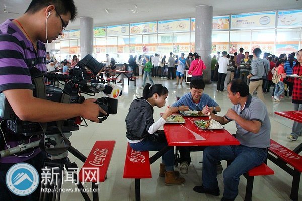 湖南衛(wèi)視等多家媒體來校采訪宋瓊同學(xué)