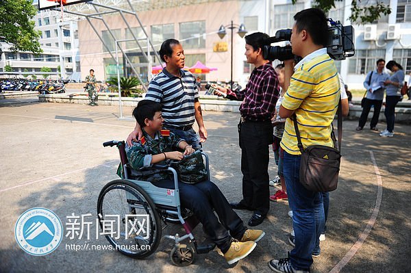 湖南衛(wèi)視等多家媒體來校采訪宋瓊同學(xué)