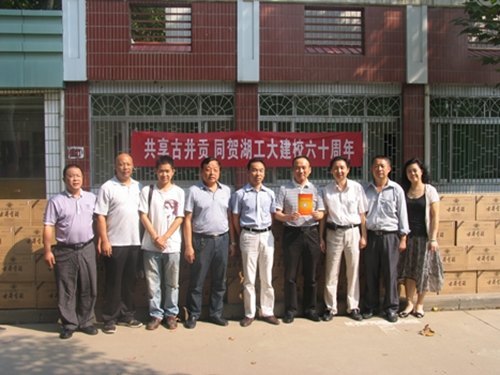 82屆農(nóng)機(jī)、修造專業(yè)校友捐贈(zèng)10萬(wàn)元校慶物資送抵學(xué)校