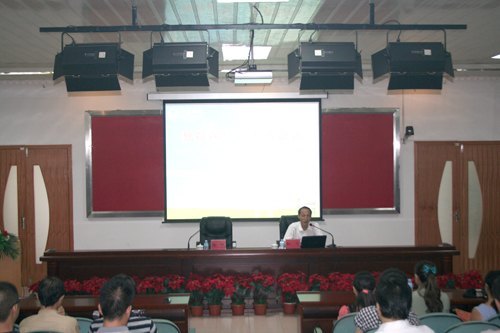 和飛勉勵新教師努力工作 并暢談學校辦學理念及實踐