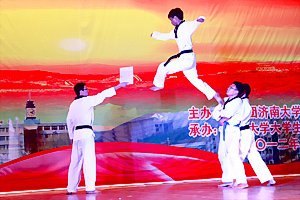 濟南大學2012年“慶國慶·迎新生”文藝晚會隆重舉行