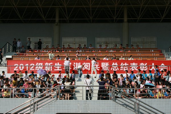 2012級新生軍訓(xùn)閱兵暨總結(jié)大會順利舉行
