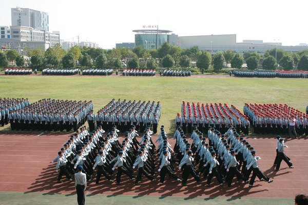 2012級新生軍訓(xùn)閱兵暨總結(jié)大會順利舉行
