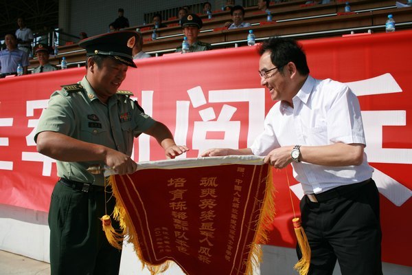 2012級新生軍訓(xùn)閱兵暨總結(jié)大會順利舉行