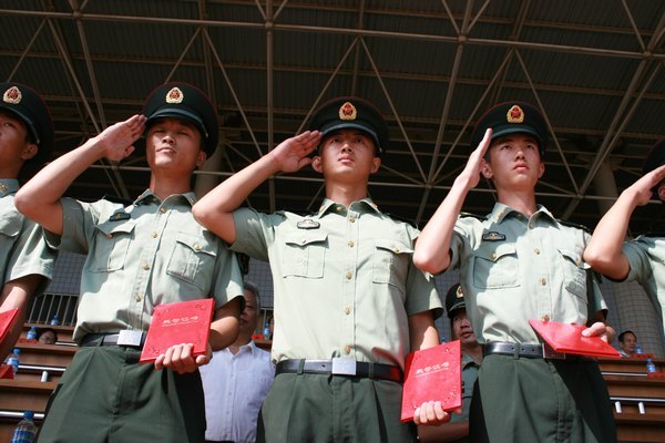 2012級新生軍訓(xùn)閱兵暨總結(jié)大會順利舉行