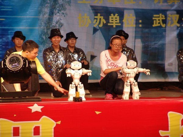 計(jì)算機(jī)學(xué)院舉行迎校慶暨慶祝建院十五周年文藝匯演