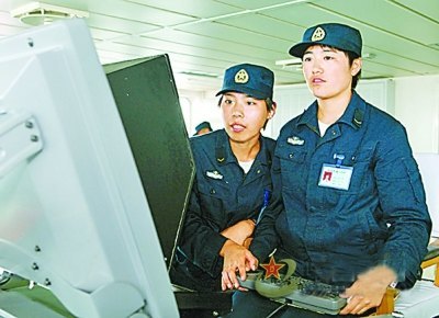 《揚子晚報》A3版整版報道南京藝術學院應屆畢業生張蕊服役遼寧艦