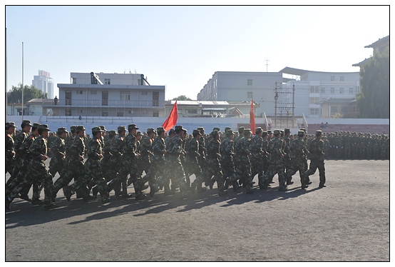 晉中學(xué)院2012級(jí)新生軍訓(xùn)匯演暨開學(xué)典禮在北院體育場隆重舉行