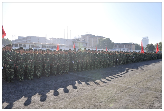 晉中學(xué)院2012級(jí)新生軍訓(xùn)匯演暨開學(xué)典禮在北院體育場隆重舉行