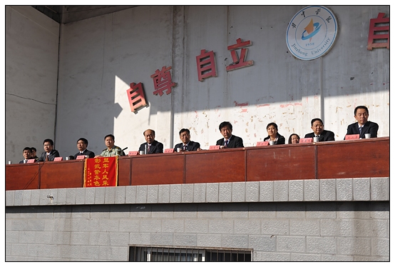 晉中學(xué)院2012級(jí)新生軍訓(xùn)匯演暨開學(xué)典禮在北院體育場隆重舉行
