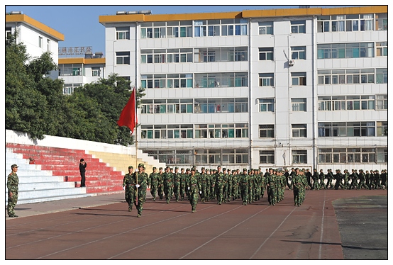 晉中學(xué)院2012級(jí)新生軍訓(xùn)匯演暨開學(xué)典禮在北院體育場隆重舉行