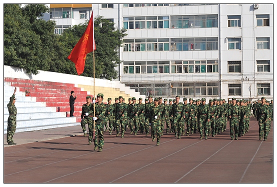 晉中學(xué)院2012級(jí)新生軍訓(xùn)匯演暨開學(xué)典禮在北院體育場隆重舉行